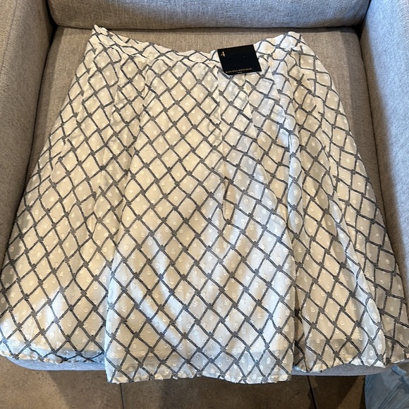 Banana Republic white pattern skirt - Picture 2 of 2